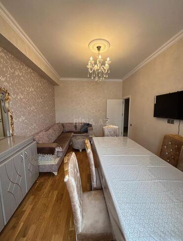 Uzunmüddətli kirayə mənzillər: XIRDALAN — KRISTAL ABŞERON 1 - Geniş qonaq otağı: kristal çilçıraq — 1