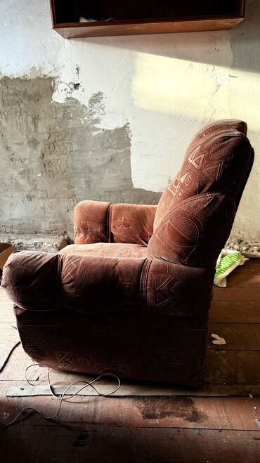 Мягкие кресла: Срочно Продаю мягкое кресло Состояние среднее Срочно Тел — 10