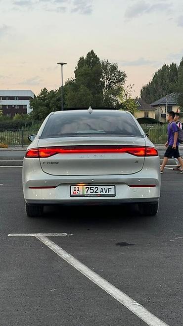 jac s7: Электрический седан GAC AION S MEI 5830 серебристом цвете, оснащенный — 8