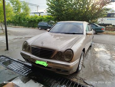 Mercedes‑Benz E‑Class W210 sedan - Kuzov: sedan, bej/metalik rəng -