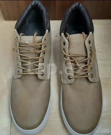 kişi pencekleri: Kişi ayaqqabısı – gündəlik və smart-casual üslub üçün. - Rəng: açıq