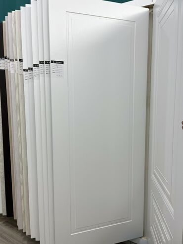 ikinci el qapi: Ağ rəngdə, düzbucaqlı formalı, daxili çərçivə dizaynına malik qapı. Ev