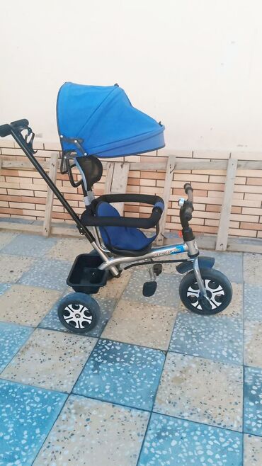 Elektrik velosipedlər: Mavi rəngdə uşaq üçtəkərli velosipedi, valideyn idarəetmə tutacağı