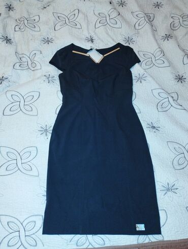 Tuflilər: Ayyaqqabilarin 2 si 30 azn donlarin.hamisi birlimde 50 azn Qadın geyim — 13