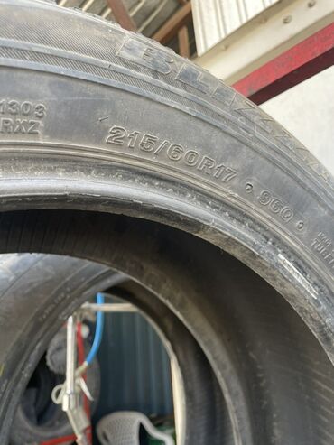 шины на сельхозтехнику: Шины 215 / 60 / R 17, Зима, Б/у, Легковые, Bridgestone