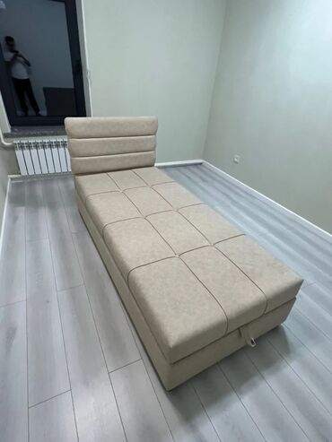 флипчарты wow wee с дополнительными планками: Односпальная кровать с мягкой обивкой и изголовьем, состоящим из