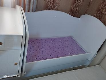 komod üçün döşəkcə: Ağ rəngdə transformasiya olunan uşaq beşiyi və komod-set - Beşik + — 3