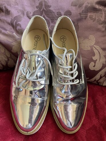 srebrna haljina i cipele: Oksfordice, 39