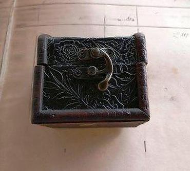 Stare vaze i dekor: Mali drveni kovčežić. Mali drveni kovčežić sa metalnim šarkama i — 8