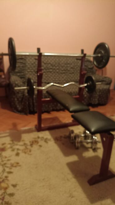 Rekviziti za vežbanje: Višenamenska klupa za vežbanje sa stalkom za šipku i setom tegova. - — 8