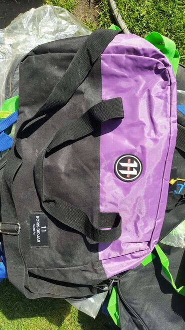 Сумки: Ликвидация спортивных сумок по 100 сом 1 штука есть 3 цвета цена