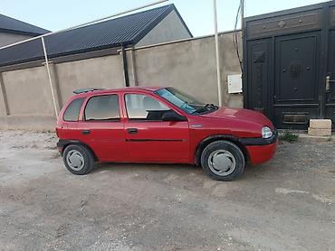 avto aksesuar kredit: Qırmızı rəngli şəhər avtomobili – 5 qapılı hatchback. otur sur — 1