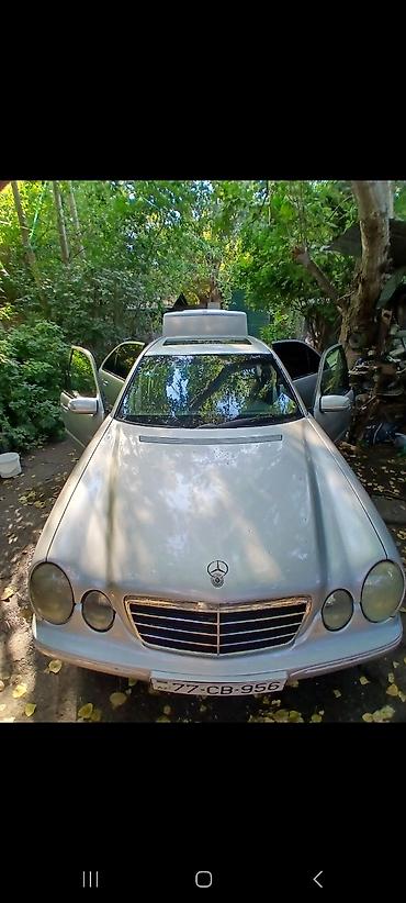w210 duman: Mercedes-Benz E‑Class (W210) sedan, gümüşü rəng. - Kuzov: 4 qapılı — 2