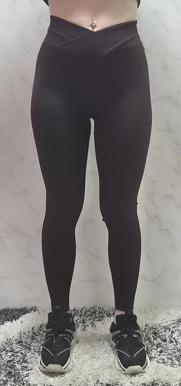 Helanke, biciklistički šortsevi: Ženske helanke tamne boje sa rebrastom teksturom. Karakteriše ih visok — 7