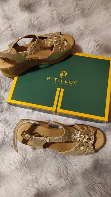 Γυναικεία είδη Υπόδησης: Σανδάλια.

Πολύ άνετα και μαλακά. Μέγεθος 38 — 8