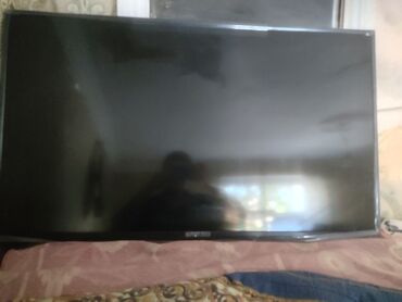 smart tv samsung: Bu qara rəngli Smart TV geniş ekranı və incə çərçivəsi ilə müasir