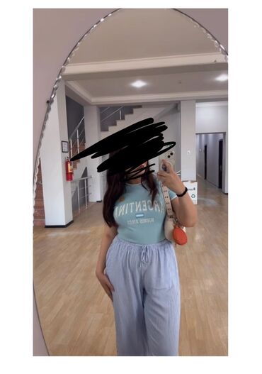 Digər qadın geyimləri: T-shirt Bershka Şalvar - Bershka dəst kimi 50 azn tək tək də satılır