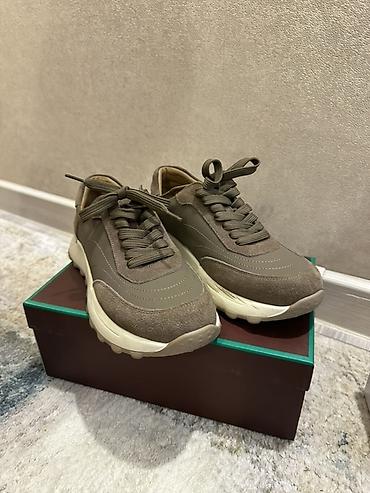 nike react: Кроссовки в стиле спорт шик, надевали 2 раза, есть потертости — 1