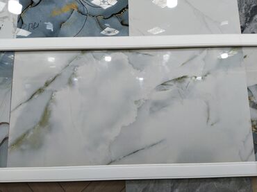 kafel: Ağ və yaşıl damarlı keramika plitələr. Bu plitələr mətbəx, vanna otağı