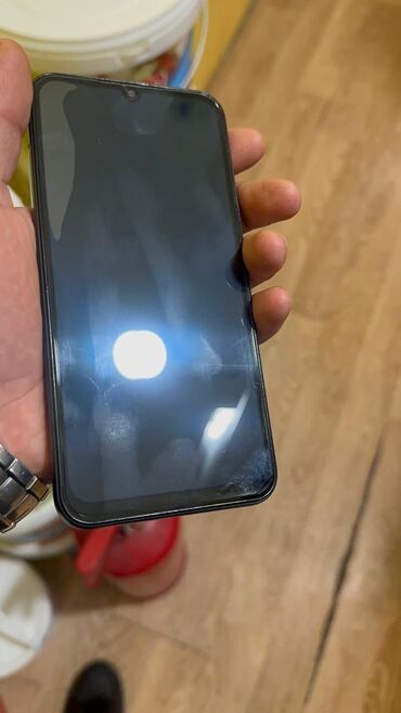 Digər mobil telefonlar: Smartfon – damcı formalı ön kamera çıxıntısı olan böyük ekranlı model — 1