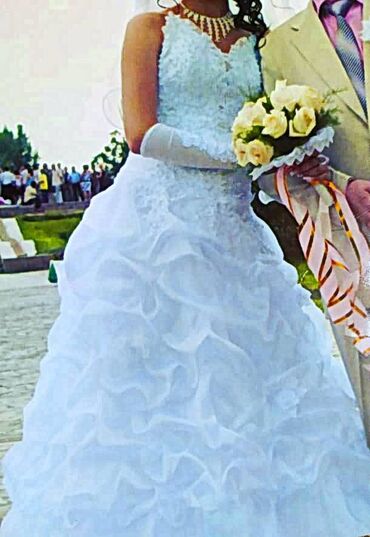 платья с платком: Продаю красивое свадебное платье. Размер 42-48. А так же бижутерия к
