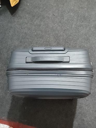 Чемоданы: Чемодан, Б/у, Материал: Пластик, Средний (40 - 70 л), На колесах — 10