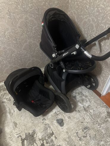 коляски для ребёнка: Коляска, цвет - Черный, Б/у