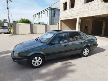 маленький автомобиль: Volkswagen Passat: 1989 г., 1.8 л, Механика, Бензин, Седан