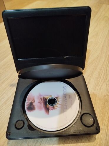DVD və Blu-ray pleyerlər: Qara rəngdə DVD pleyer. Portativ dizaynı ilə fərqlənir və inteqrasiya