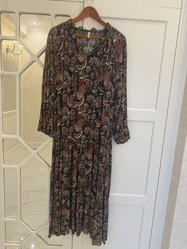 бюстгальтеры push up: Qadın paltarı – qara fon üzərində çiçəkli naxış - Model: bohem