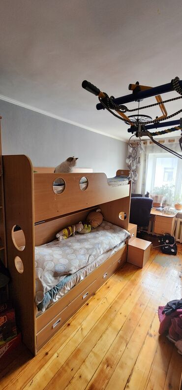 Другая детская мебель: Продаю двух ярусную кровать, делали на заказ, внизу почти новый