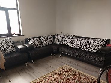 divan 60: L‑şəkilli yumşaq künc dəsti və şüşə sehpadan ibarət qonaq otağı mebel — 2