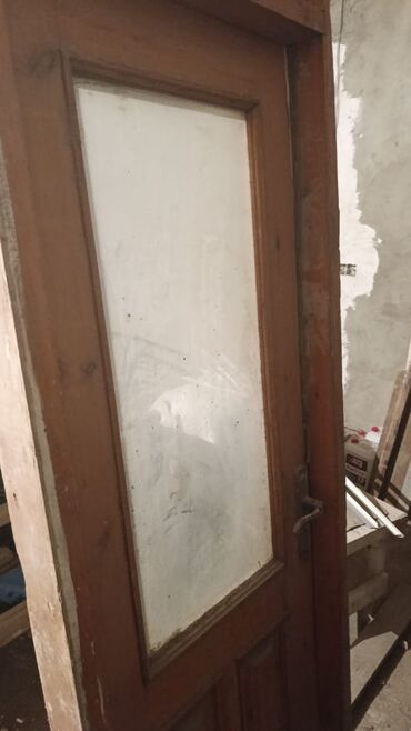 Bunker qapıları: Taxta şüşəli otaq qapısı - Material: massiv ağac çərçivə, ortada iri