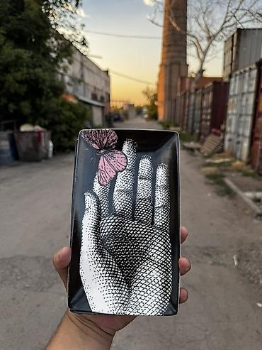 Стильное прямоугольное декоративное блюдо с необычным арт-дизайном —
