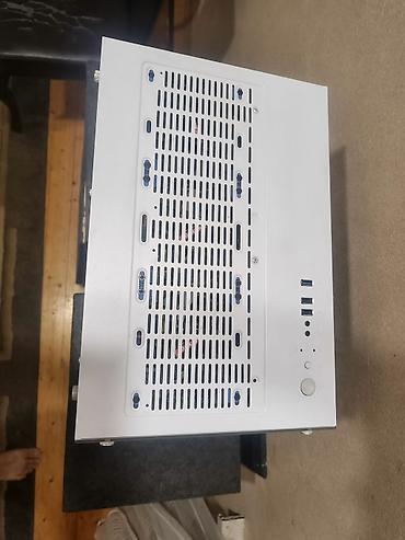 pc ana plata: Ağ rəngli şüşə panelli gaming PC korpusu – ARGB ventilyatorlarla — 3