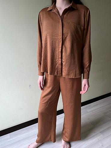pull bear: Брючный костюм, Прямые, Рубашка, Made in KG, Шелк, Лето — 4