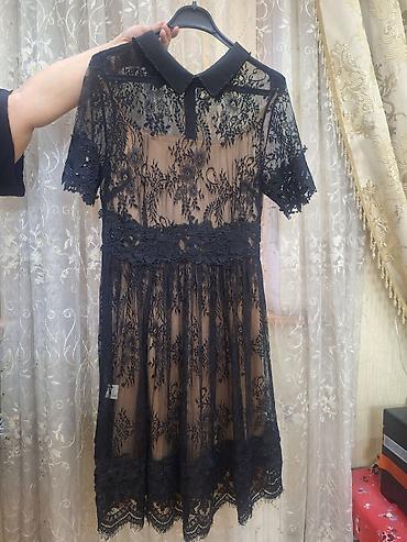 Qadın üçün zərif krujeva don. Model qara rəngdədir və iç hissəsində