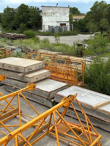 Металлические фермы: Продается Башенный кран Б/У На фото представлены крупные стальные — 15
