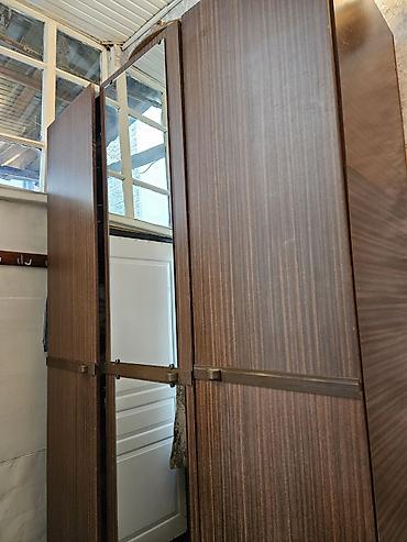 Üç qapılı paltar dolabı - Material: taxta konstruksiya, tünd