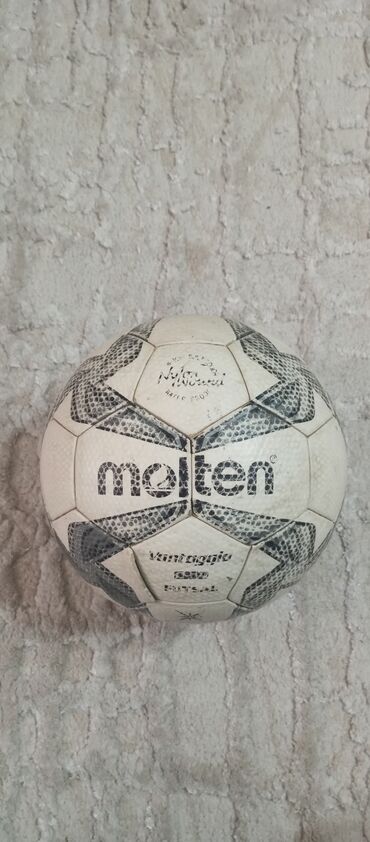 футбольные мячи: Продаю футбольный мяч 
Molten