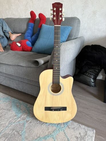 Гитары: Акустическая гитара Chord с вырезом (cutaway). - Формат: 6 струн