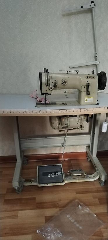 pfaff: Sənaye tikiş maşını – PFAFF düz tikiş (straight stitch) modeli, stol — 1
