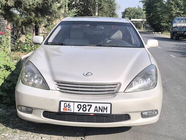 автомобиль лексус: Седан Lexus ES 300 серебристого цвета, оснащенный люком на крыше