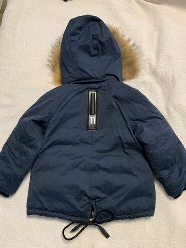 Верхняя одежда: Продаю зимнюю детскую куртку, тёмно‑синяя. Куртка почти новая, носили — 3