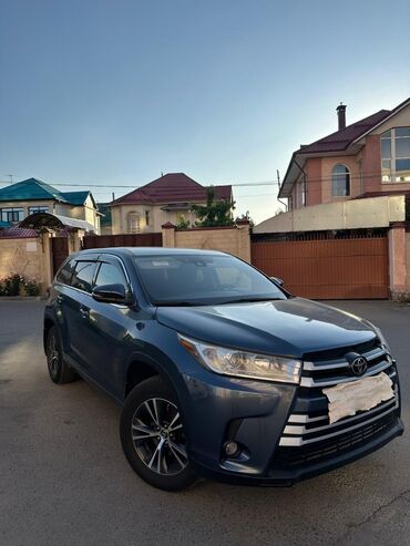 runx alex: Автомобиль Toyota Highlander синего цвета. Это кроссовер с просторным