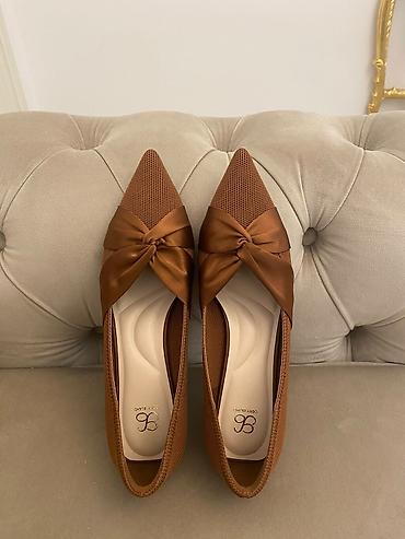lakovane gleznjace: Elegantne ženske cipele na malu štiklu (kitten heel), u toploj — 3