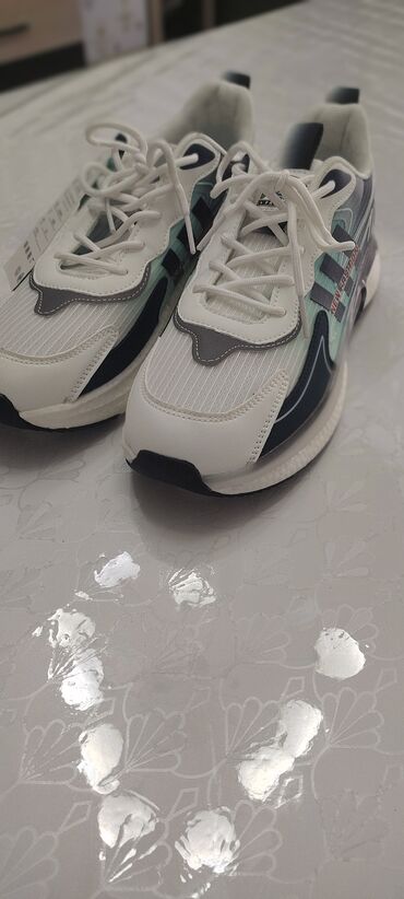 adidas женские кроссовки: Срочно Продаю кросовки в хорошем состоянии новые!!!