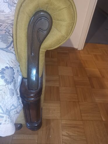 Stilske garniture: Trosed, fotelje, klub sto, tepih očuvano kvalitetno — 11