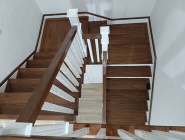 Деревянные лестницы: Стильная деревянная лестница, выполненная в классическом стиле — 7