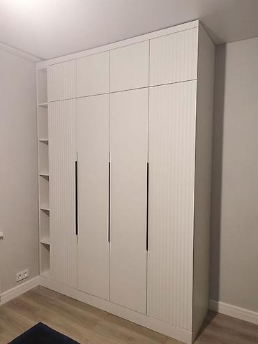 skafi: Əlavə heç bir ödəniş yoxdur . Ağ rəngdə, müasir dizaynlı paltar dolabı — 2
